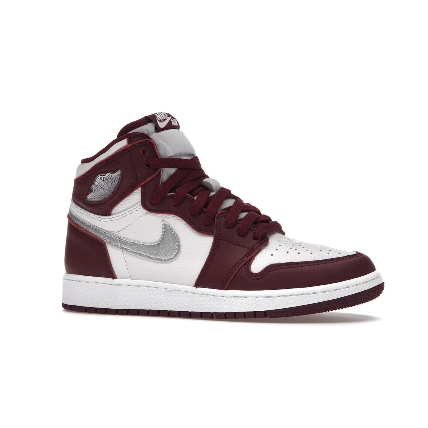 Jordan 1 Retro High OG Bordeaux (GS) - Image 3 - Only at www.BallersClubKickz.com - #
Introducing the Air Jordan 1 Retro High OG Bordeaux GS – a signature colorway part of the Jordan Brand Fall 2021 lineup. White leather upper & Bordeaux overlays, metallic silver swoosh, jeweled Air Jordan Wings logo & more. Step up your style game with this sleek fall season silhouette.