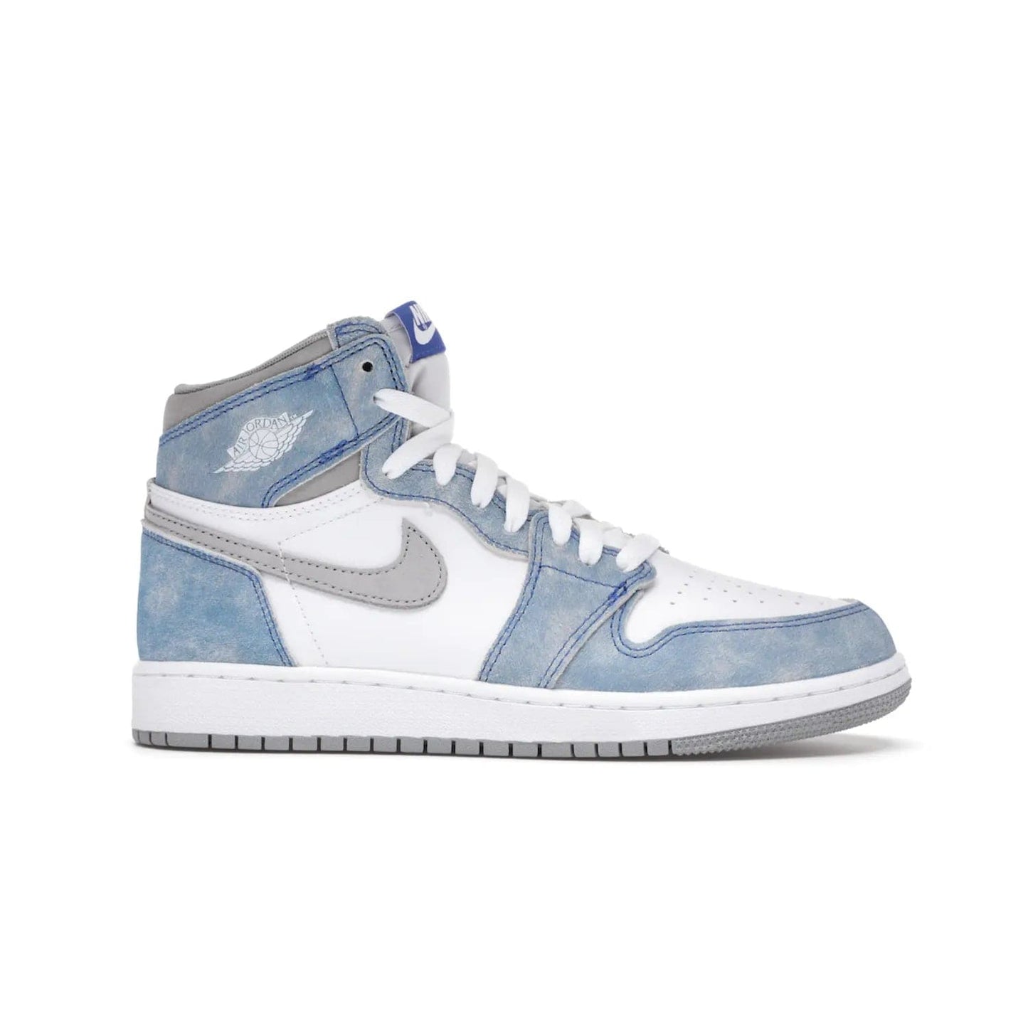 Jordan 1 Retro High Hyper Royal Smoke Grey (GS) - Image 2 - Only at www.BallersClubKickz.com - #
Introducing the Air Jordan 1 Retro High Hyper Royal Smoke Grey (GS). White leather upper with Light Smoke Grey Swoosh, blue suede overlays, Nike Air logo, Swoosh, and Wings. Timeless design released on April 17, 2021. Retailed for $130.