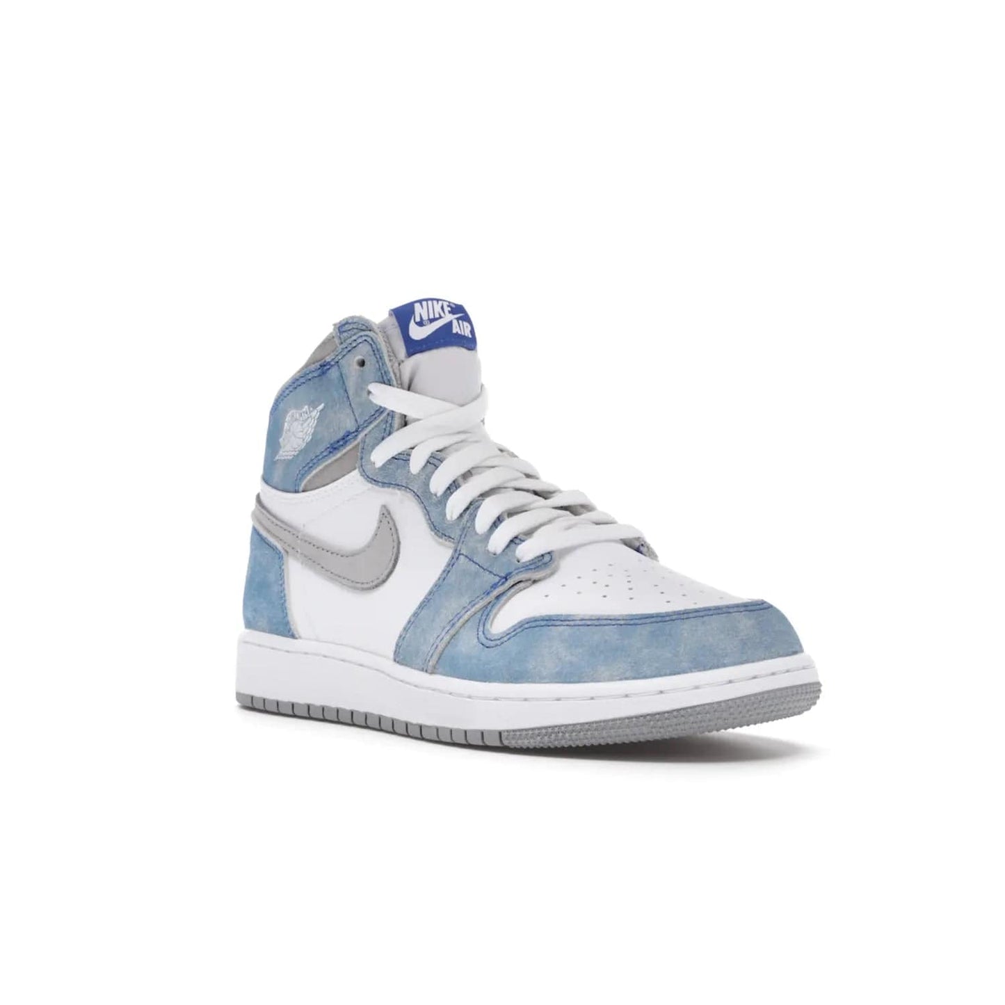 Jordan 1 Retro High Hyper Royal Smoke Grey (GS) - Image 6 - Only at www.BallersClubKickz.com - #
Introducing the Air Jordan 1 Retro High Hyper Royal Smoke Grey (GS). White leather upper with Light Smoke Grey Swoosh, blue suede overlays, Nike Air logo, Swoosh, and Wings. Timeless design released on April 17, 2021. Retailed for $130.