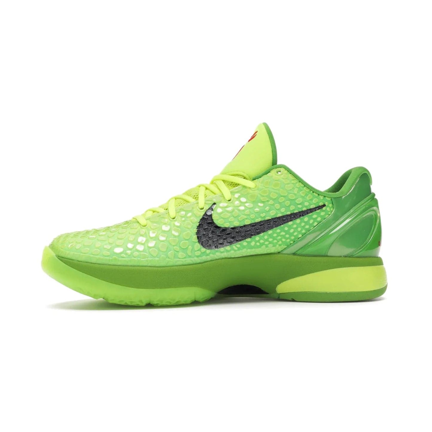 Nike Kobe 6 Protro Grinch (2020) - Image 18 - Only at www.BallersClubKickz.com - #
The Nike Kobe 6 Protro Grinch updates the iconic 2011 design with modern tech like a Zoom Air cushioning system, scaled-down traction, and updated silhouette. Experience the textured Green Apple and Volt upper plus bright red and green accents for $180.