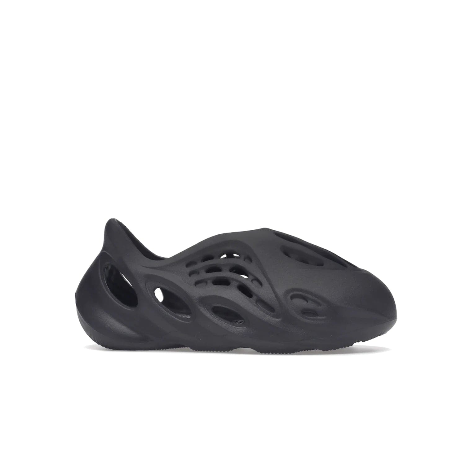 adidas Yeezy Foam RNR Onyx (Kids) - Image 2 - Only at www.BallersClubKickz.com - The adidas Yeezy Foam RNR Kids Onyx is a futuristic take on a classic shoe. This shoe comes with an all-over onyx colourway, EVA foam upper & textured footbed. Wavy traction pattern ensures grip & the design was released in June 2022 with a retail price of $60.