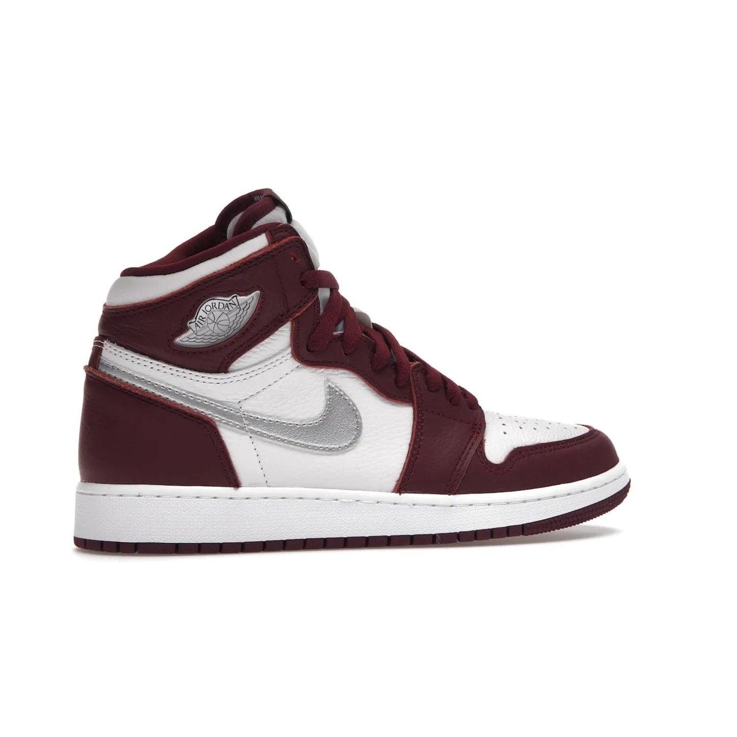 Jordan 1 Retro High OG Bordeaux (GS) - Image 35 - Only at www.BallersClubKickz.com - #
Introducing the Air Jordan 1 Retro High OG Bordeaux GS – a signature colorway part of the Jordan Brand Fall 2021 lineup. White leather upper & Bordeaux overlays, metallic silver swoosh, jeweled Air Jordan Wings logo & more. Step up your style game with this sleek fall season silhouette.