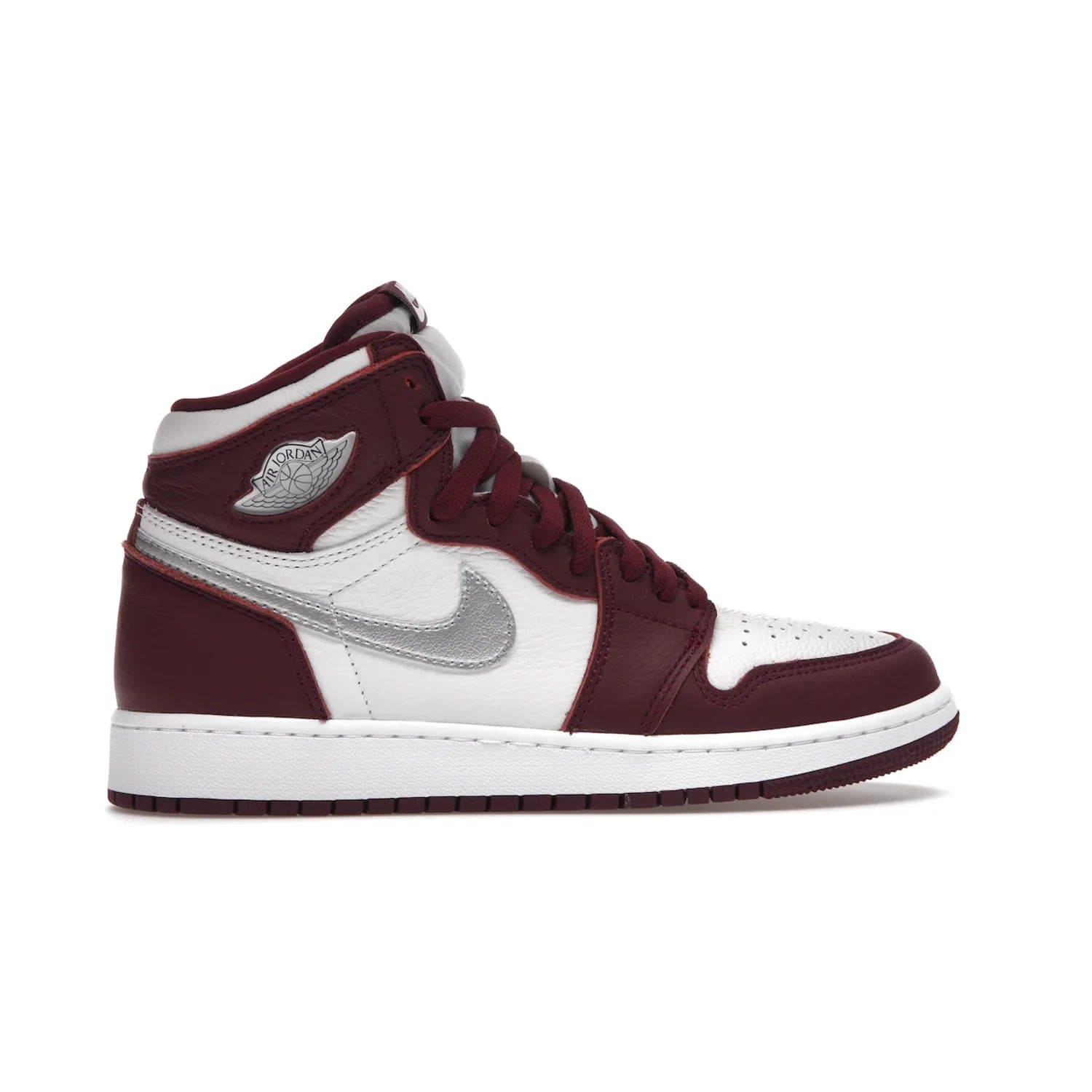 Jordan 1 Retro High OG Bordeaux (GS) - Image 36 - Only at www.BallersClubKickz.com - #
Introducing the Air Jordan 1 Retro High OG Bordeaux GS – a signature colorway part of the Jordan Brand Fall 2021 lineup. White leather upper & Bordeaux overlays, metallic silver swoosh, jeweled Air Jordan Wings logo & more. Step up your style game with this sleek fall season silhouette.