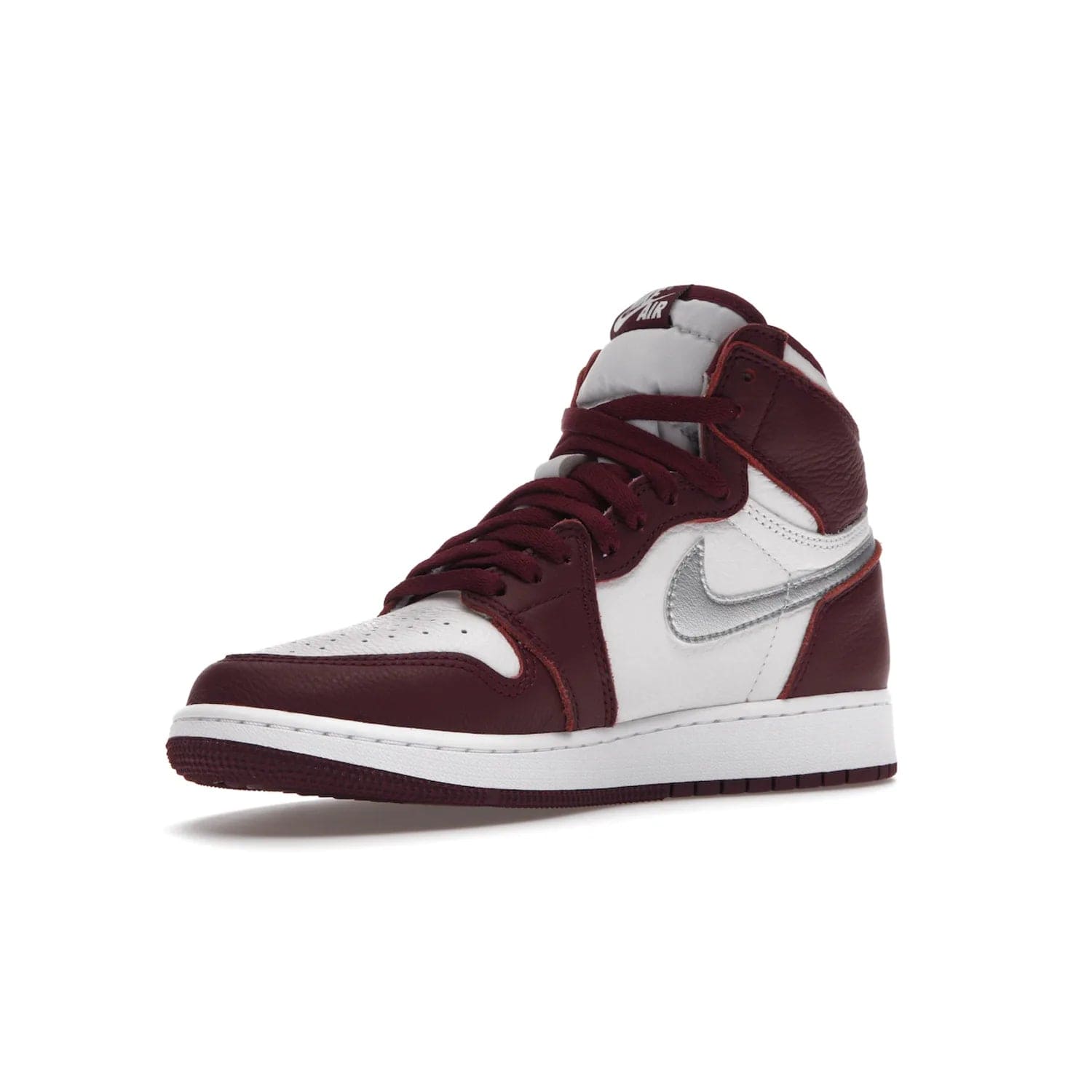 Jordan 1 Retro High OG Bordeaux (GS) - Image 15 - Only at www.BallersClubKickz.com - #
Introducing the Air Jordan 1 Retro High OG Bordeaux GS – a signature colorway part of the Jordan Brand Fall 2021 lineup. White leather upper & Bordeaux overlays, metallic silver swoosh, jeweled Air Jordan Wings logo & more. Step up your style game with this sleek fall season silhouette.