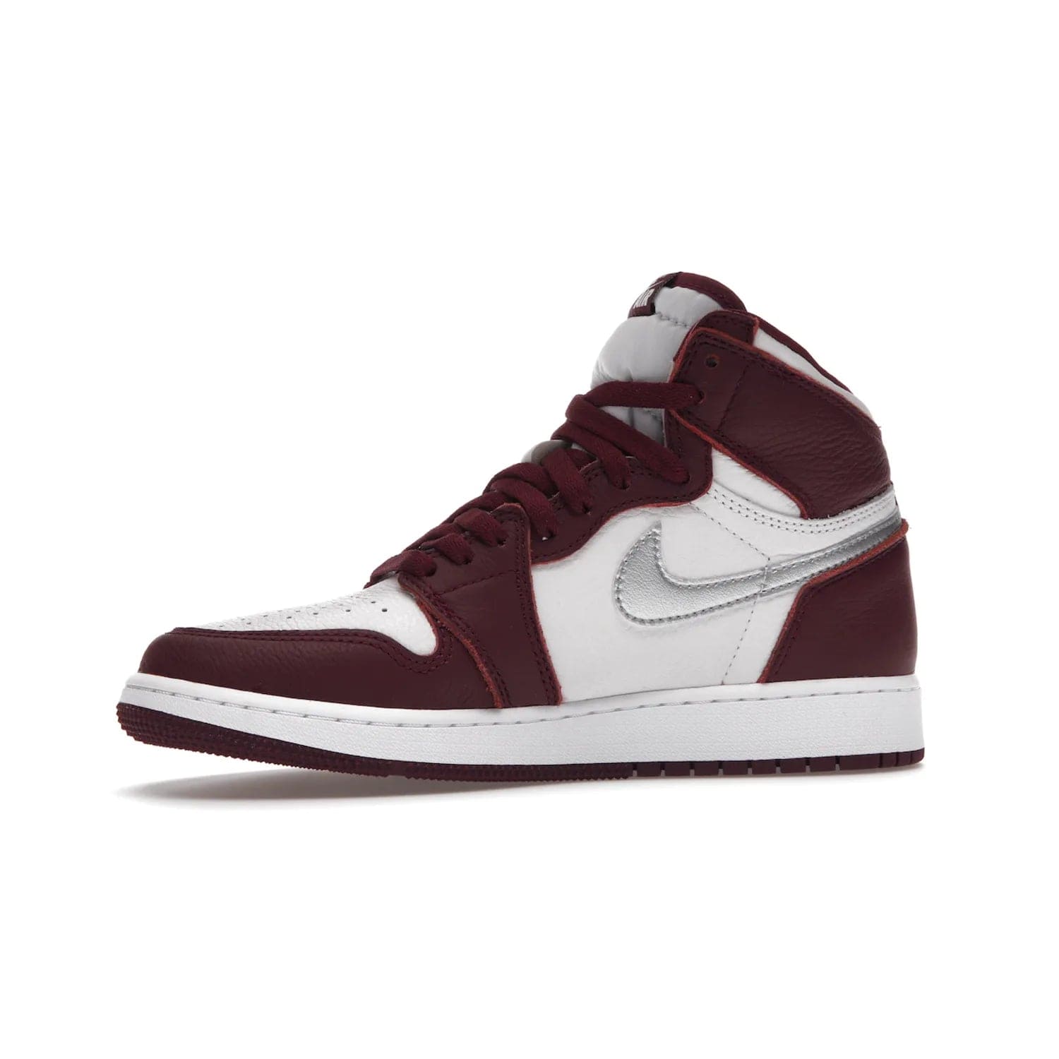Jordan 1 Retro High OG Bordeaux (GS) - Image 17 - Only at www.BallersClubKickz.com - #
Introducing the Air Jordan 1 Retro High OG Bordeaux GS – a signature colorway part of the Jordan Brand Fall 2021 lineup. White leather upper & Bordeaux overlays, metallic silver swoosh, jeweled Air Jordan Wings logo & more. Step up your style game with this sleek fall season silhouette.