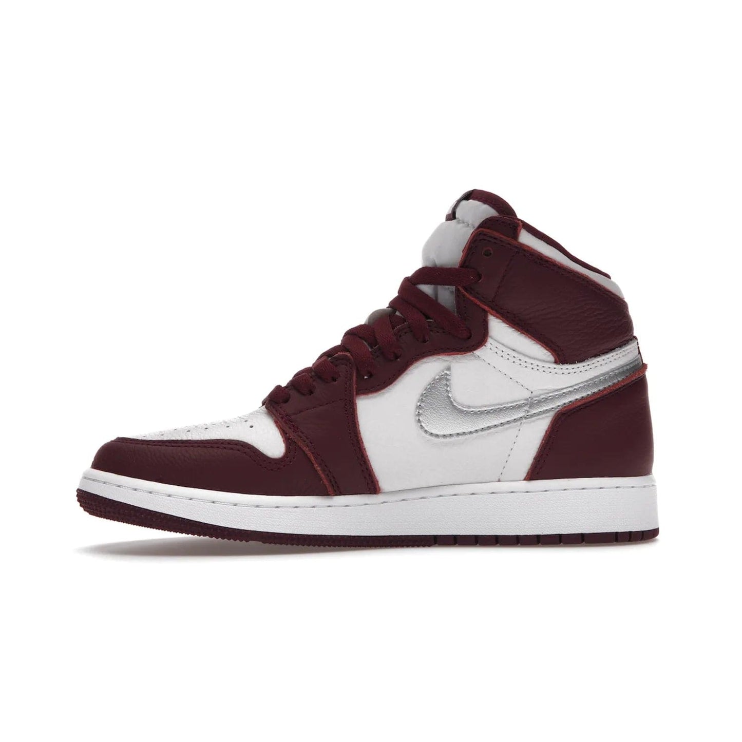 Jordan 1 Retro High OG Bordeaux (GS) - Image 18 - Only at www.BallersClubKickz.com - #
Introducing the Air Jordan 1 Retro High OG Bordeaux GS – a signature colorway part of the Jordan Brand Fall 2021 lineup. White leather upper & Bordeaux overlays, metallic silver swoosh, jeweled Air Jordan Wings logo & more. Step up your style game with this sleek fall season silhouette.