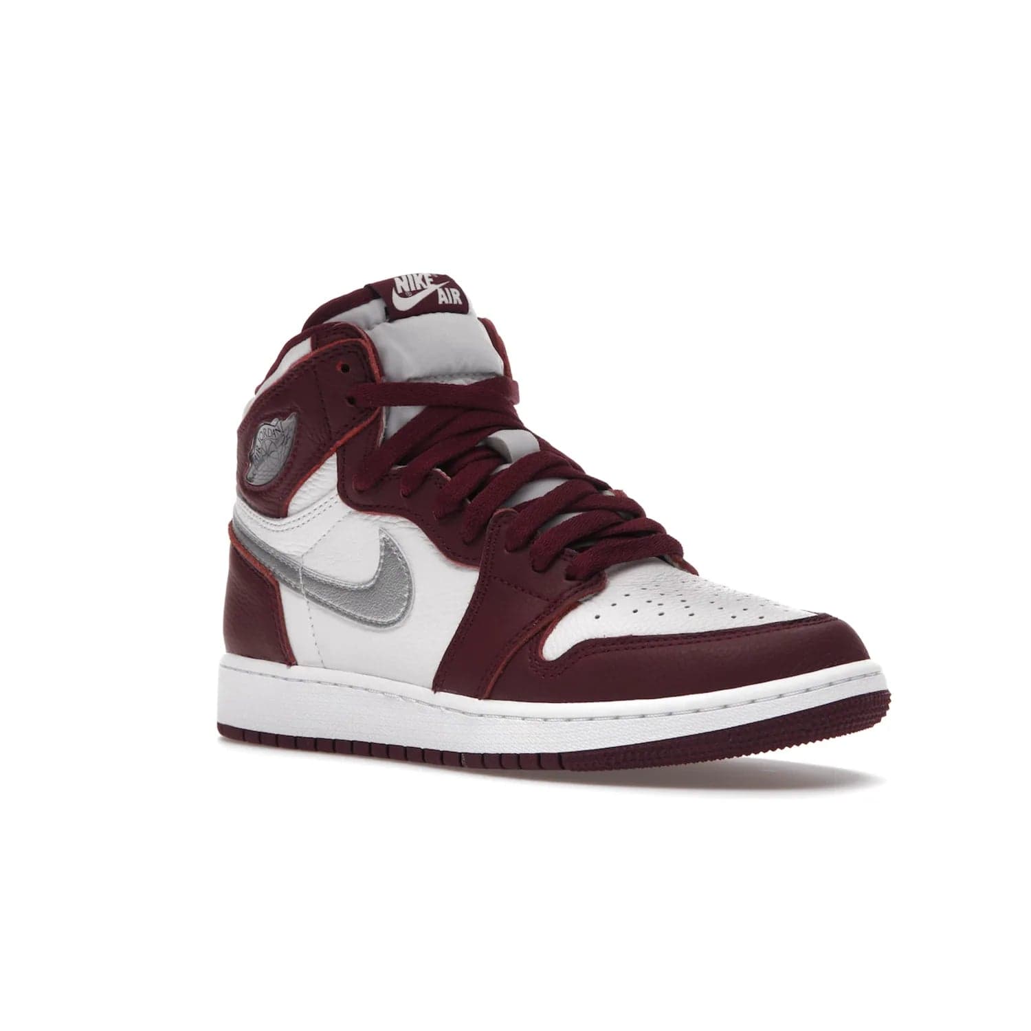 Jordan 1 Retro High OG Bordeaux (GS) - Image 5 - Only at www.BallersClubKickz.com - #
Introducing the Air Jordan 1 Retro High OG Bordeaux GS – a signature colorway part of the Jordan Brand Fall 2021 lineup. White leather upper & Bordeaux overlays, metallic silver swoosh, jeweled Air Jordan Wings logo & more. Step up your style game with this sleek fall season silhouette.