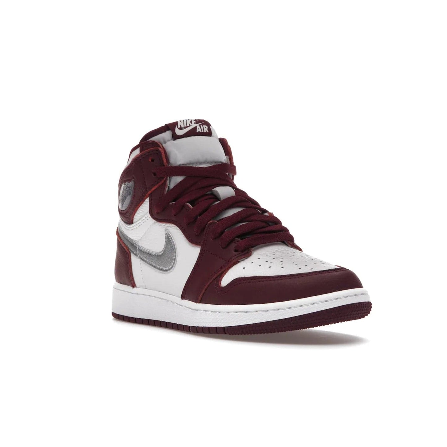 Jordan 1 Retro High OG Bordeaux (GS) - Image 6 - Only at www.BallersClubKickz.com - #
Introducing the Air Jordan 1 Retro High OG Bordeaux GS – a signature colorway part of the Jordan Brand Fall 2021 lineup. White leather upper & Bordeaux overlays, metallic silver swoosh, jeweled Air Jordan Wings logo & more. Step up your style game with this sleek fall season silhouette.