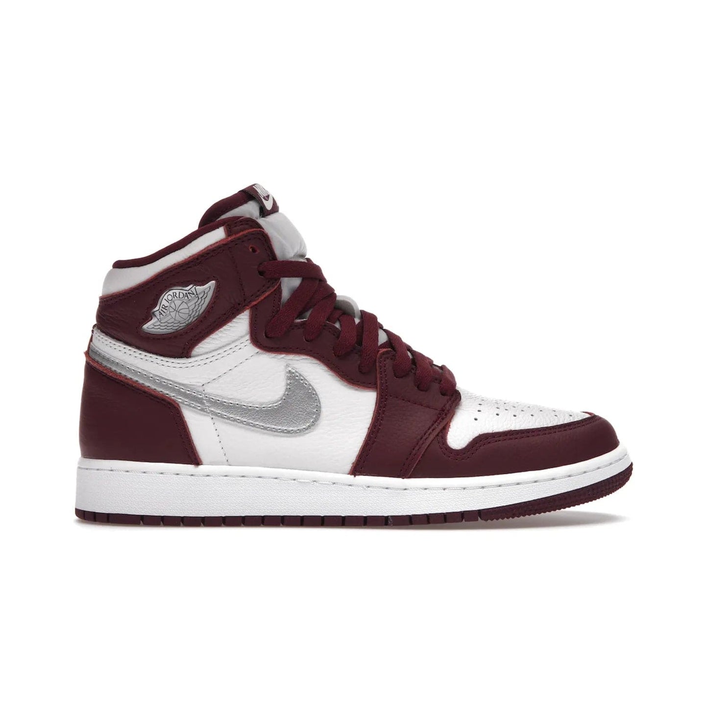 Jordan 1 Retro High OG Bordeaux (GS) - Image 1 - Only at www.BallersClubKickz.com - #
Introducing the Air Jordan 1 Retro High OG Bordeaux GS – a signature colorway part of the Jordan Brand Fall 2021 lineup. White leather upper & Bordeaux overlays, metallic silver swoosh, jeweled Air Jordan Wings logo & more. Step up your style game with this sleek fall season silhouette.