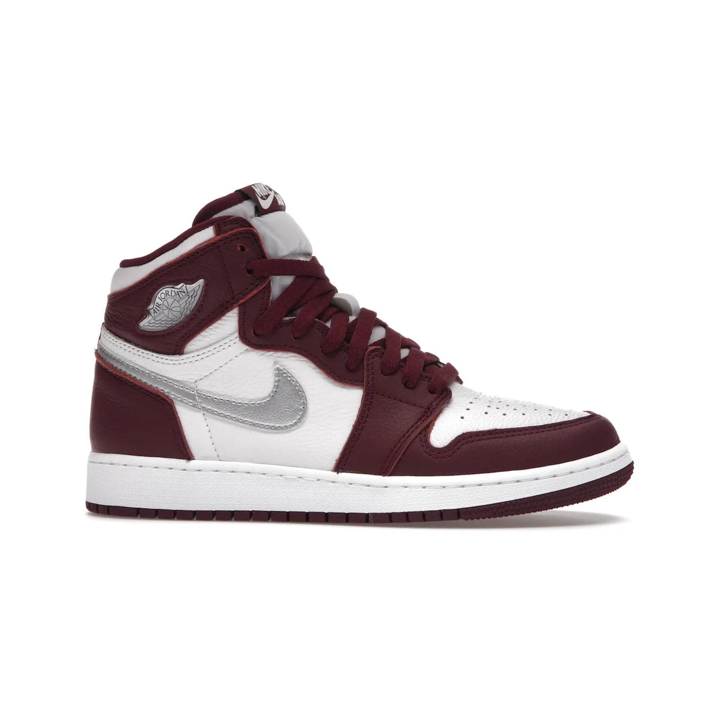 Jordan 1 Retro High OG Bordeaux (GS) - Image 2 - Only at www.BallersClubKickz.com - #
Introducing the Air Jordan 1 Retro High OG Bordeaux GS – a signature colorway part of the Jordan Brand Fall 2021 lineup. White leather upper & Bordeaux overlays, metallic silver swoosh, jeweled Air Jordan Wings logo & more. Step up your style game with this sleek fall season silhouette.