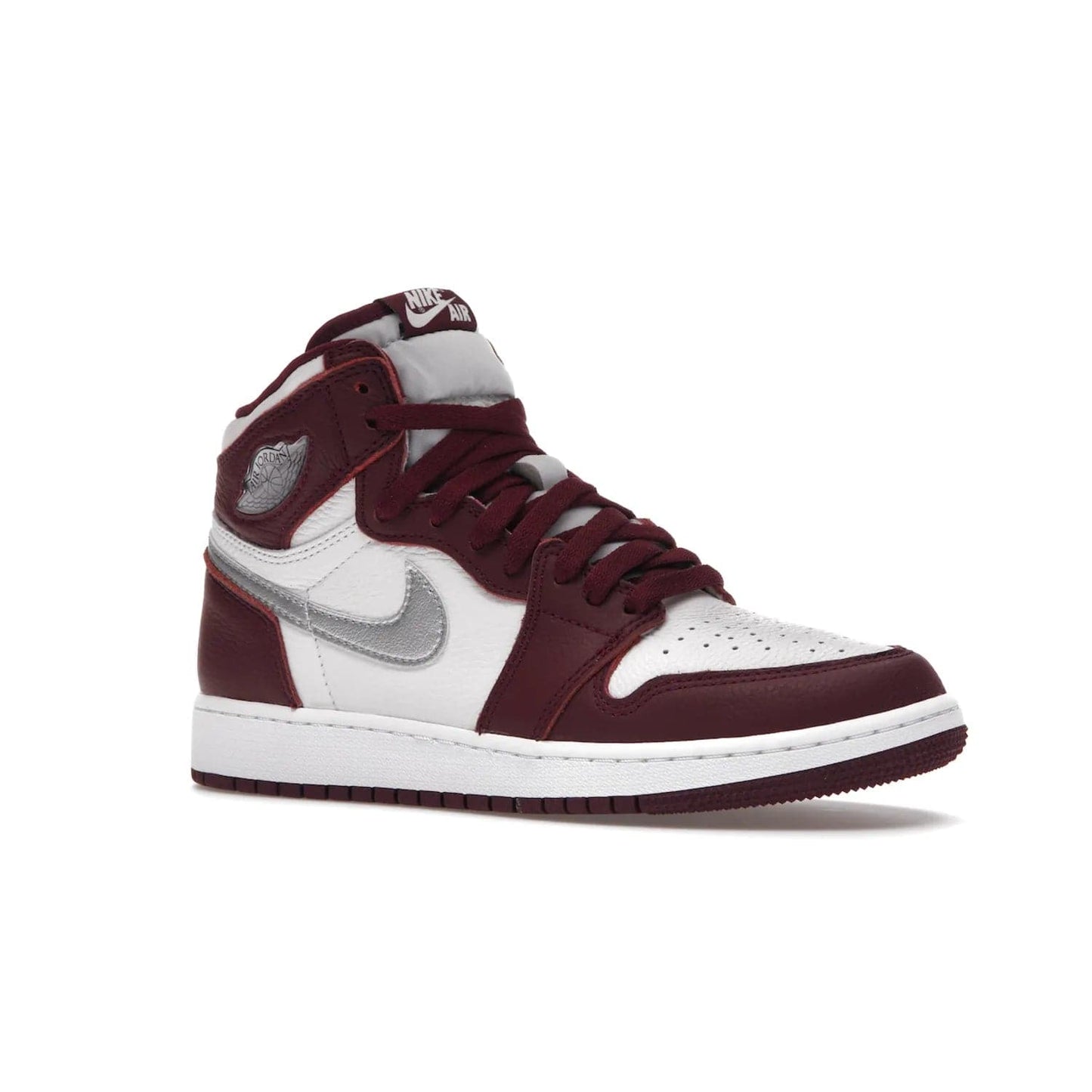 Jordan 1 Retro High OG Bordeaux (GS) - Image 4 - Only at www.BallersClubKickz.com - #
Introducing the Air Jordan 1 Retro High OG Bordeaux GS – a signature colorway part of the Jordan Brand Fall 2021 lineup. White leather upper & Bordeaux overlays, metallic silver swoosh, jeweled Air Jordan Wings logo & more. Step up your style game with this sleek fall season silhouette.
