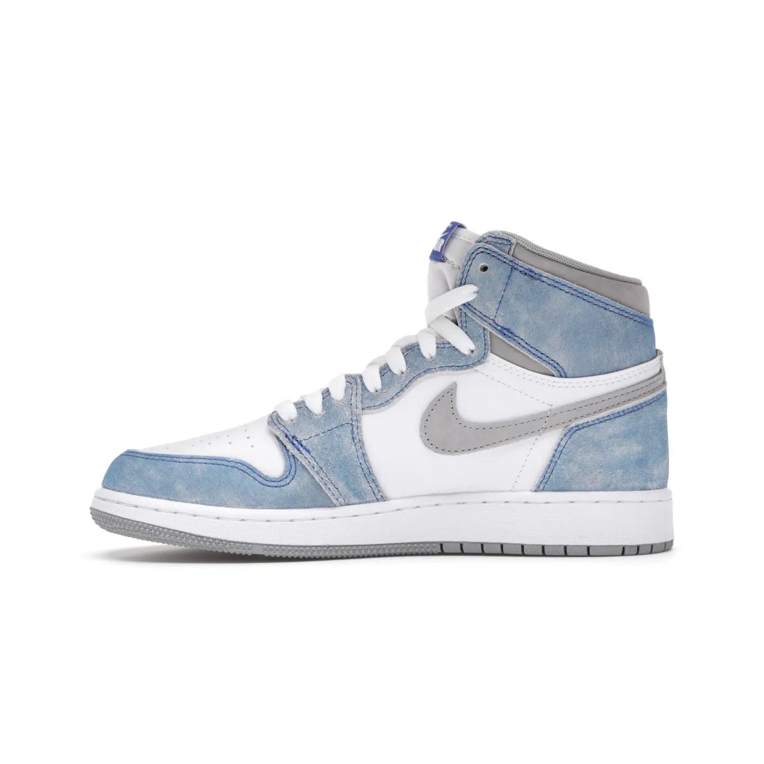 Jordan 1 Retro High Hyper Royal Smoke Grey (GS) - Image 19 - Only at www.BallersClubKickz.com - #
Introducing the Air Jordan 1 Retro High Hyper Royal Smoke Grey (GS). White leather upper with Light Smoke Grey Swoosh, blue suede overlays, Nike Air logo, Swoosh, and Wings. Timeless design released on April 17, 2021. Retailed for $130.