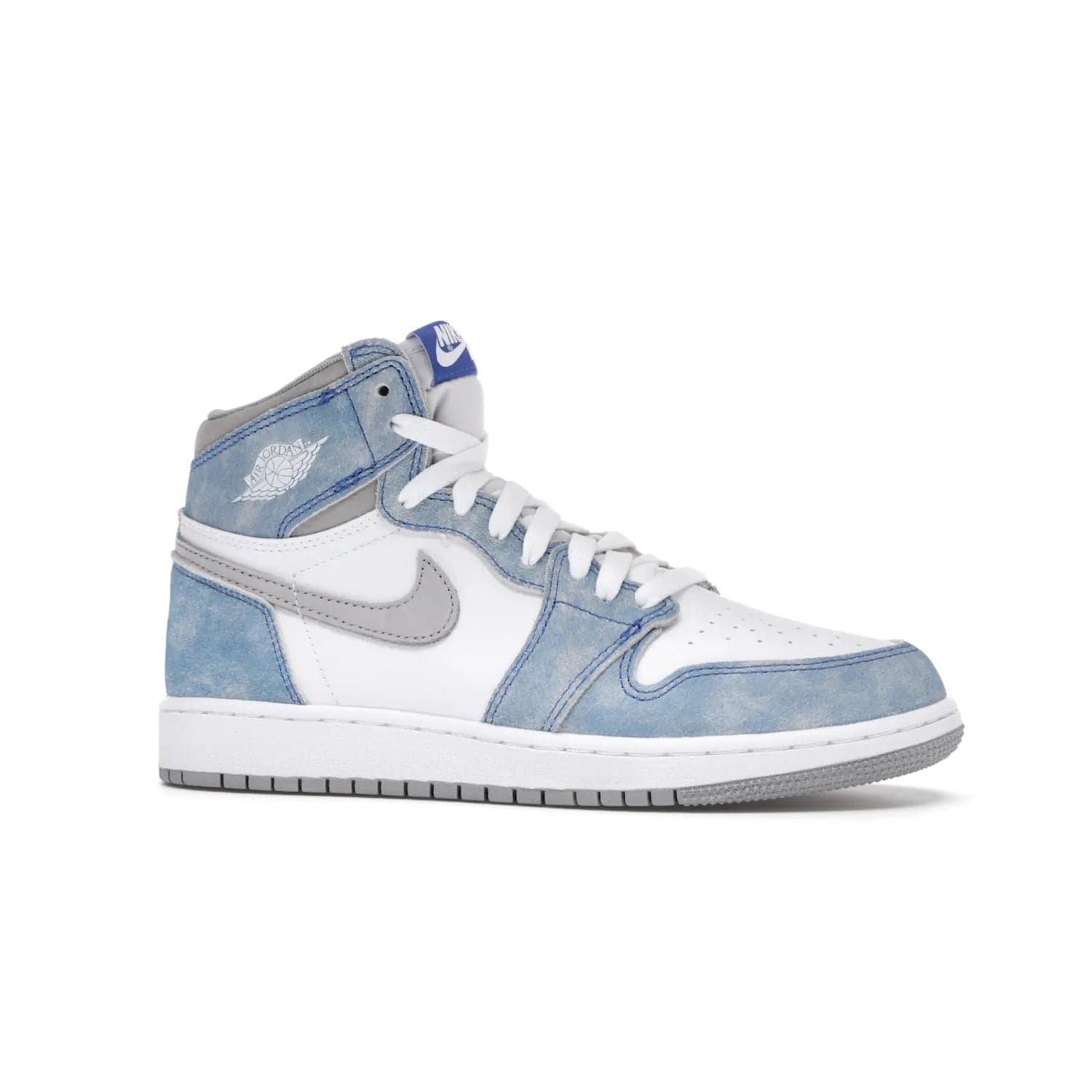 Jordan 1 Retro High Hyper Royal Smoke Grey (GS) - Image 3 - Only at www.BallersClubKickz.com - #
Introducing the Air Jordan 1 Retro High Hyper Royal Smoke Grey (GS). White leather upper with Light Smoke Grey Swoosh, blue suede overlays, Nike Air logo, Swoosh, and Wings. Timeless design released on April 17, 2021. Retailed for $130.