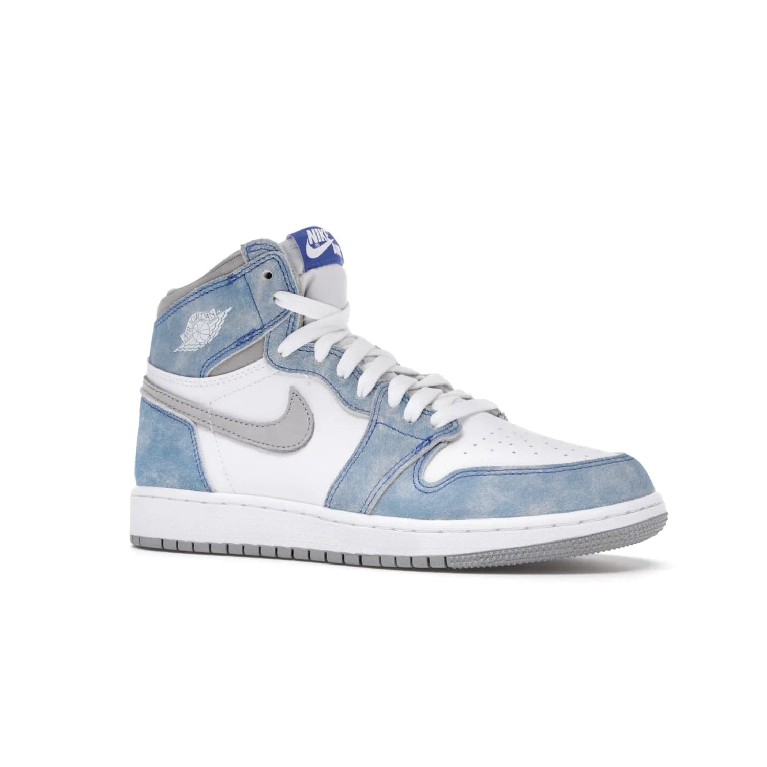 Jordan 1 Retro High Hyper Royal Smoke Grey (GS) - Image 4 - Only at www.BallersClubKickz.com - #
Introducing the Air Jordan 1 Retro High Hyper Royal Smoke Grey (GS). White leather upper with Light Smoke Grey Swoosh, blue suede overlays, Nike Air logo, Swoosh, and Wings. Timeless design released on April 17, 2021. Retailed for $130.