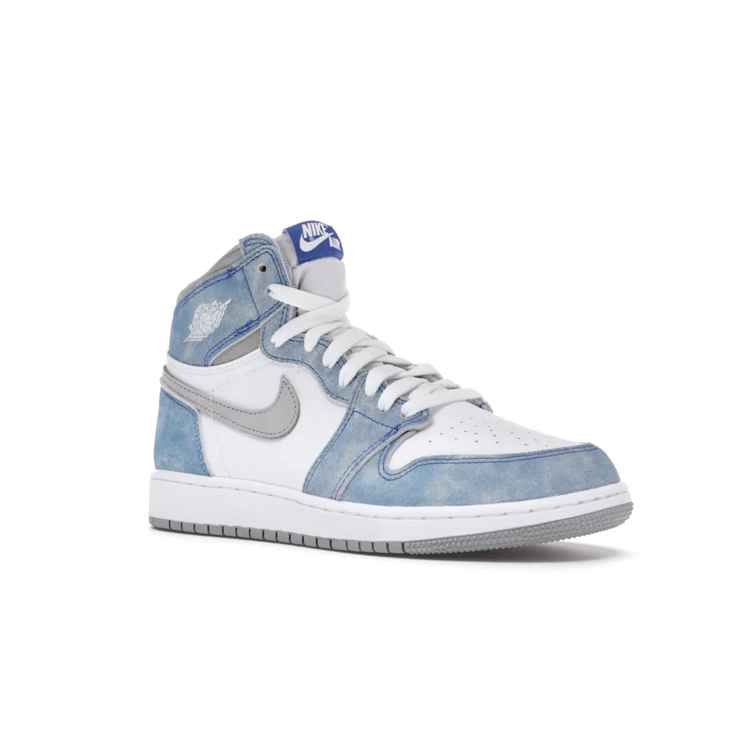 Jordan 1 Retro High Hyper Royal Smoke Grey (GS) - Image 5 - Only at www.BallersClubKickz.com - #
Introducing the Air Jordan 1 Retro High Hyper Royal Smoke Grey (GS). White leather upper with Light Smoke Grey Swoosh, blue suede overlays, Nike Air logo, Swoosh, and Wings. Timeless design released on April 17, 2021. Retailed for $130.