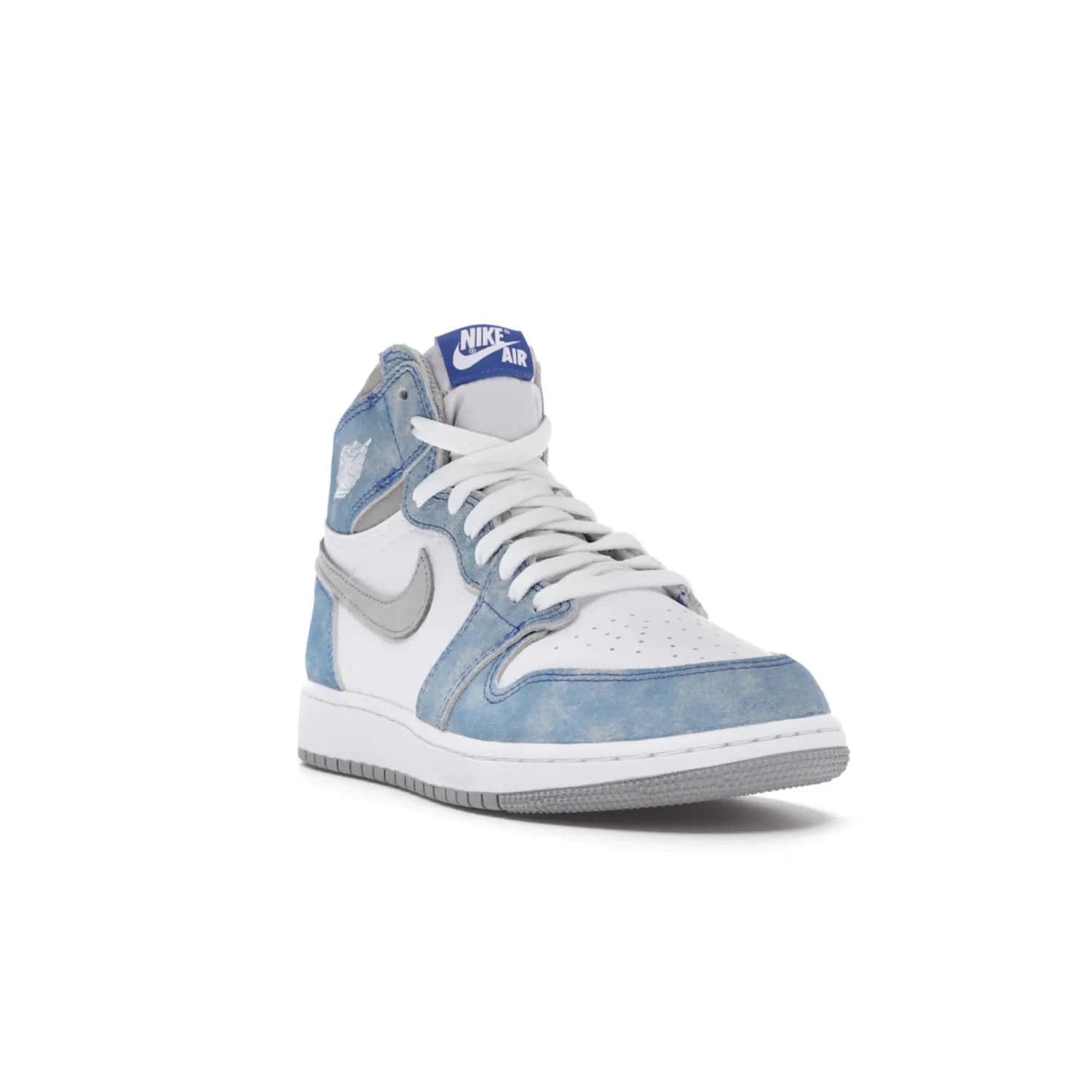 Jordan 1 Retro High Hyper Royal Smoke Grey (GS) - Image 7 - Only at www.BallersClubKickz.com - #
Introducing the Air Jordan 1 Retro High Hyper Royal Smoke Grey (GS). White leather upper with Light Smoke Grey Swoosh, blue suede overlays, Nike Air logo, Swoosh, and Wings. Timeless design released on April 17, 2021. Retailed for $130.